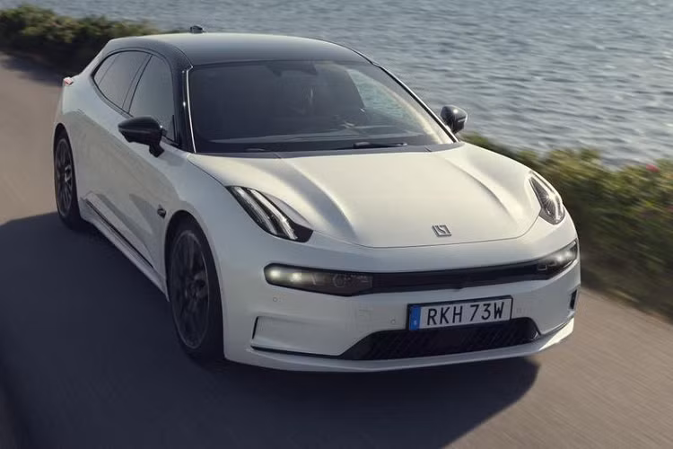 Công ty cũng tuyên bố 001 FR là chiếc xe được sản xuất hàng loạt nhanh nhất thế giới. Việc đặt hàng 001 FR đã bắt đầu từ hôm nay nhưng giá vẫn chưa được tiết lộ. Zeekr thông báo rằng 001 FR đã nhận được 99 đơn đặt hàng, chỉ sau 15 giây họ triển khai. Việc giao hàng dự kiến sẽ bắt đầu vào tháng 10 và chỉ có 99 chiếc được giao mỗi tháng.