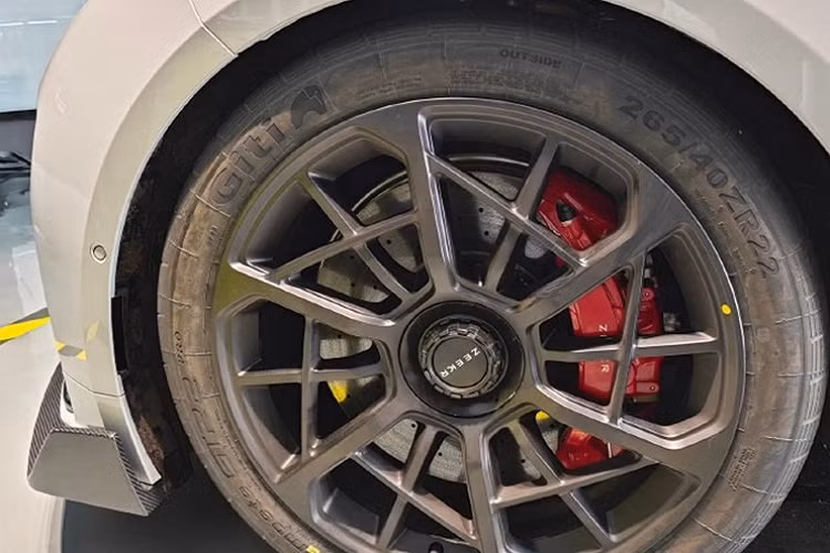 Zeekr 001 FR còn có hệ thống phanh theo cấp độ, kẹp phanh 10 pít-tông AP Racing ở phía trước kết hợp với kẹp phanh 4 pít-tông ở phía sau và đĩa phanh gốm carbon của Brembo. Nó có bánh xe đua cùng lốp GTR2 22 inch của Giti Motorsport ( với kích thước lốp là 265/40 phía trước và 295/40 phía sau). Zeekr 001 FR được xây dựng trên nền tảng 800V với pin Qilin 100 kWh của CATL.