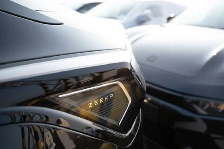 Sản xuất hàng loạt sẽ bắt đầu vào Quý 4 và chiếc V3 đầu tiên sẽ đi vào hoạt động vào Quý 1 năm 2024. Zeekr có kế hoạch triển khai 450 trạm sạc nhanh tại Trung Quốc vào năm 2025. Zeekr 001 FR là xe mạnh nhất của Geely, khá ấn tượng khi Lotus ra mắt mẫu SUV Eletre công suất 905 mã lực vào năm ngoái.