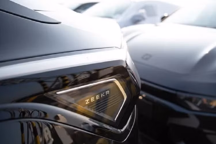 Sản xuất hàng loạt sẽ bắt đầu vào Quý 4 và chiếc V3 đầu tiên sẽ đi vào hoạt động vào Quý 1 năm 2024. Zeekr có kế hoạch triển khai 450 trạm sạc nhanh tại Trung Quốc vào năm 2025. Zeekr 001 FR là xe mạnh nhất của Geely, khá ấn tượng khi Lotus ra mắt mẫu SUV Eletre công suất 905 mã lực vào năm ngoái.