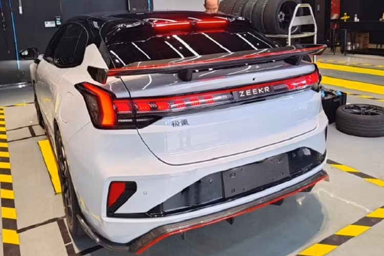 Nếu đo tính cả thời gian bắt đầu thì là 2,37 giây. Xe có thể thực hiện quay xe tăng (U-turn) nhờ 4 động cơ điện độc lập. Tính năng này trước đây chúng tôi chỉ thấy trên .. xe tăng và một số chiếc SUV điên rồ của BYD , chưa bao giờ có phanh gấp. Theo hãng, khi thực hiện quay đầu xe, mô-men xoắn cực đại ở các bánh xe sẽ đạt 10.000 Nm. Siêu xe điện Zeekr 001 FR có bốn động cơ và chúng không giống nhau.