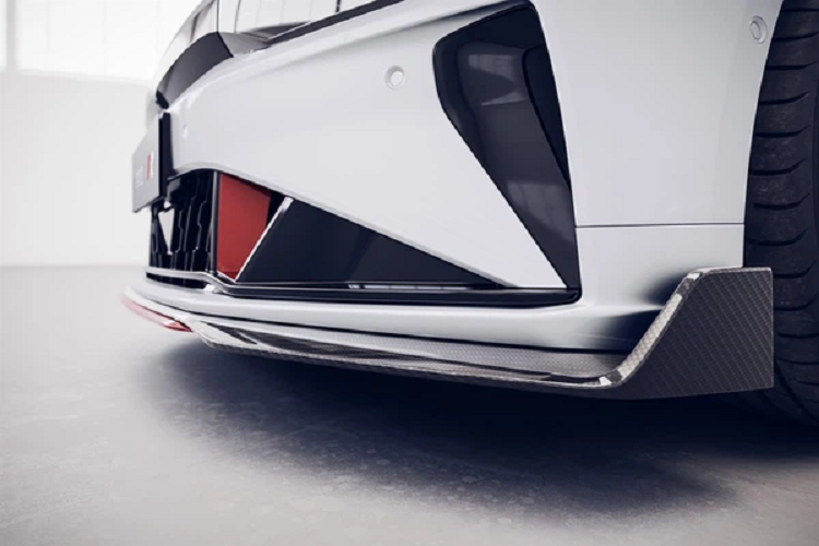 Zeekr 001 FR cũng được trang bị NZP (Navigation Zeekr Pilot), phần mềm hỗ trợ người lái của Zeekr dành riêng cho việc lái xe trên đường cao tốc. Vì vậy, đây là một đối thủ cạnh tranh khác của Tesla Autopilot. Zeekr đã hợp tác với Mobileyes một thời gian và vào năm 2021, họ thông báo rằng Zeekr 001 sẽ được trang bị SW hỗ trợ lái SuperVision của họ. Zeekr cũng ra mắt bộ sạc nhanh 800 kW có tên V3. Nó có công suất tối đa 1000 V và dòng điện đầu ra 800 A.