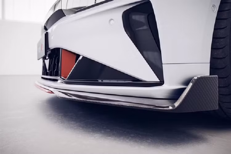 Zeekr 001 FR cũng được trang bị NZP (Navigation Zeekr Pilot), phần mềm hỗ trợ người lái của Zeekr dành riêng cho việc lái xe trên đường cao tốc. Vì vậy, đây là một đối thủ cạnh tranh khác của Tesla Autopilot. Zeekr đã hợp tác với Mobileyes một thời gian và vào năm 2021, họ thông báo rằng Zeekr 001 sẽ được trang bị SW hỗ trợ lái SuperVision của họ. Zeekr cũng ra mắt bộ sạc nhanh 800 kW có tên V3. Nó có công suất tối đa 1000 V và dòng điện đầu ra 800 A.