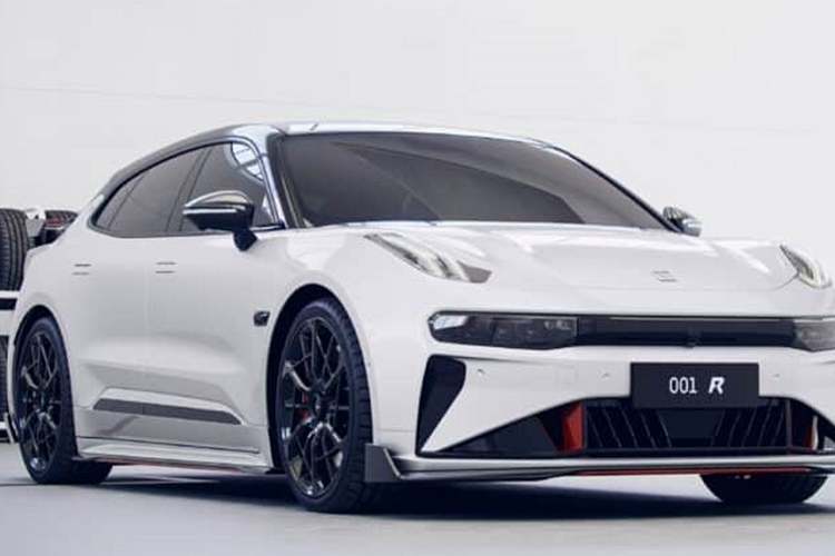 Xe có thể được sạc từ 10% đến 80% trong 15 phút. Xe cũng có điện thoại vệ tinh và định vị tích hợp. Tập đoàn Geely – chủ sở hữu Zeekr – dự kiến phóng 72 vệ tinh lên quỹ đạo vào năm 2025, chín chiếc GeeSAT-1 đầu tiên được phóng vào tháng 6 năm 2022. Bên trong Zeekr 001 FR có màn hình điều khiển 15,4 inch và bảng đồng hồ 8,8 inch. Tất cả đều được cung cấp bởi Zeekr OS 5.0. Hơn nữa, đã có thông báo rằng các mẫu Zeekr 001, 009 và X tiêu chuẩn sẽ nhận được bản cập nhật lên OS 5.0 vào tháng 9.