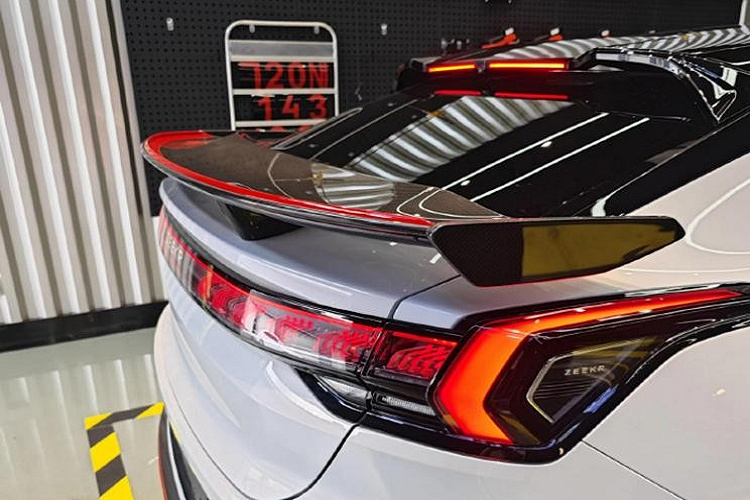 Phía trước xe được trang bị cặp động cơ 155 kW, ở phía sau, bạn tìm thấy hai động cơ 310 kW. Vì vậy, chiếc xe là loại AWD với bánh sau chiếm ưu thế, phù hợp với bản chất của một chiếc xe tốc độ, hiệu suất cao. Ngoài ra, động cơ phía sau sử dụng sợi carbon để bọc rôto và tổng mật độ công suất là 4,4W/kg. Được trang bị bộ khí động học bằng sợi carbon, Zeekr tuyên bố rằng nó có thể xử lý lực ngang (từ bên này sang bên kia) tối đa là 1,4G.