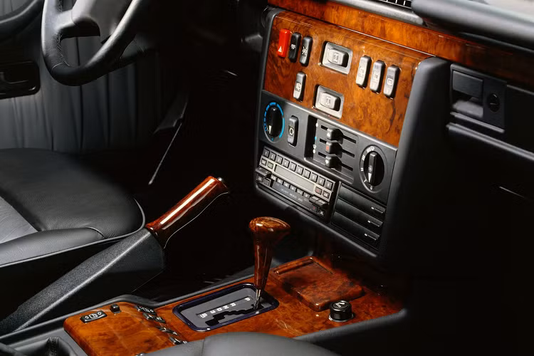 Các loại nút bấm, công tắc và điều khiển trượt cho hệ thống thông gió là cổ điển theo tiêu chuẩn ngày nay nhưng là một phần của cách bố trí nội thất đơn giản và mới mẻ.