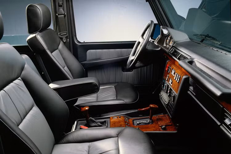 Điều thú vị là Mercedes chỉ sản xuất giới hạn 500 GE với tổng cộng 446 chiếc do không có nhiều động cơ M117 vì loại động cơ này đã bắt đầu bị loại bỏ. M119 bốn van mới hơn có thể dễ dàng thay thế nhưng động cơ này lại không thể vừa với khoang động cơ của W463 G-Class.