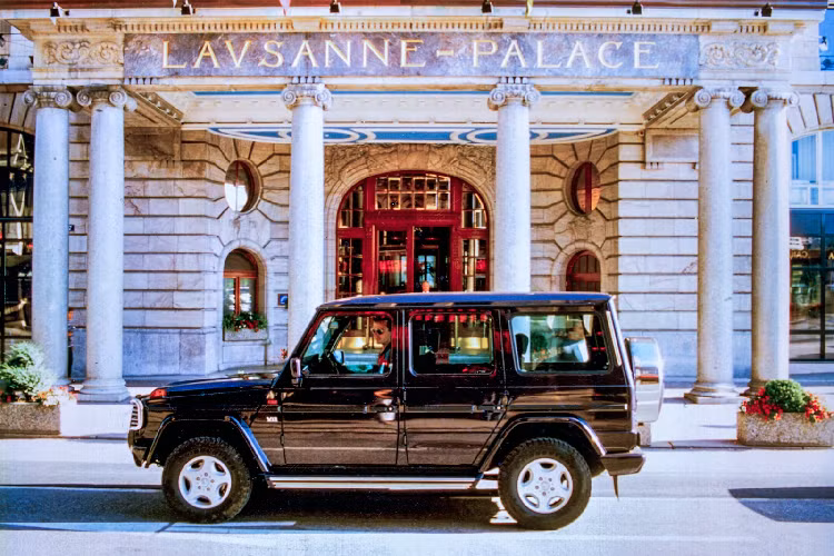 Với dung tích 5.0 lít, động cơ M117 V8 của Mercedes-Benz GE có công nghệ hai van và đẩy chiếc 4x4 hạng nặng lên 100 km/h trong 11,4 giây. G550 hiện đại có thể hoàn thành quãng đường chạy nước rút 0 – 96 km/h trong 5,6 giây, cho thấy động cơ V8 G-Class đã tiến xa như thế nào trong 30 năm qua.