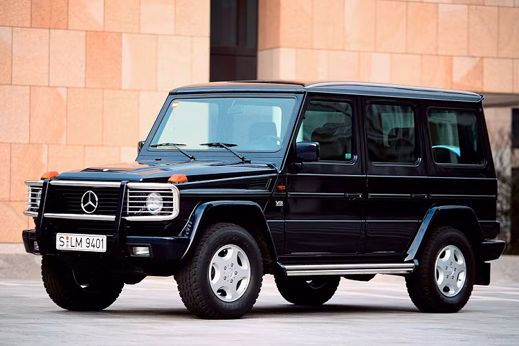 Để phân biệt rõ hơn 500 GE với các mẫu G-Class khác vào thời điểm đó, mẫu xe này có nội thất bọc da màu đen với đường viền tương phản màu xám cho viền ghế, đệm tựa lưng và tấm cửa.