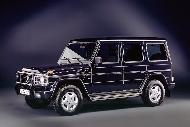 Trải qua nhiều năm, khối động cơ vẫn tiếp tục được sử dụng cho tới ngày nay trên những chiếc G63. Mới đây, hãng xe sang Đức đã kỷ niệm đúng 30 năm kể từ khi chiếc Mercedes-Benz G-Class chạy động cơ V8 đầu tiên, chiếc 500 GE được ra mắt.