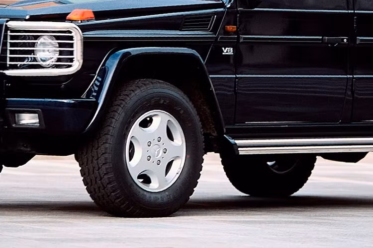 Hệ thống chống bó cứng phanh cũng được sửa đổi để bổ sung cho hiệu suất cao hơn của mẫu xe SUV Mercedes-Benz 500 GE, trong khi hệ thống truyền động không có khóa vi sai cầu trước. Chính vì thế mà mẫu xe này lại mất đi khả năng lội nước như những dòng G-Class khác nhưng sự chênh lệch này không nhiều trên thực tế.