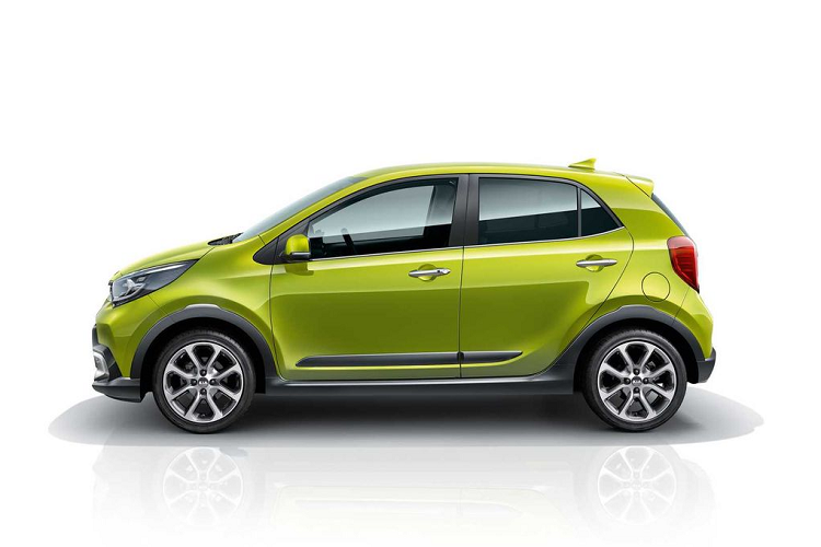 Tương tự, ở phía sau Kia Morning facelift, hãng còn cẩn thận đặt ốp giả lên cửa hậu để che đi vóc dáng khu vực này. Cụm đèn hậu có giao diện đèn LED dọc giống hiện thời nhưng phần còn lại của cụm đèn chưa rõ chi tiết. Vị trí của các cảm biến trên cản sau cũng khác, điều này cho thấy cản sau đã được cập nhật.