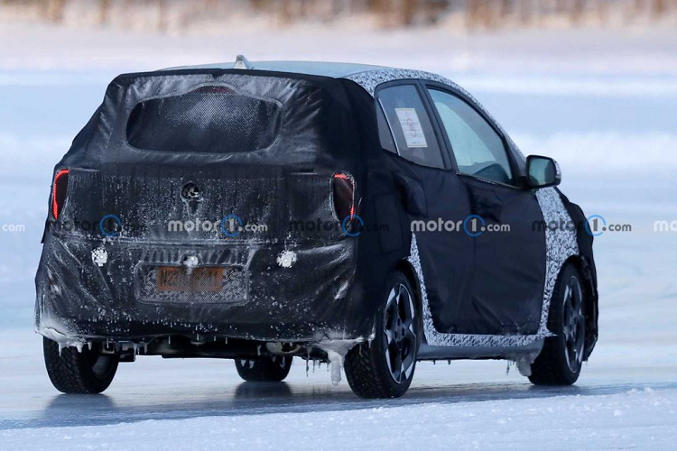 Đáng tiếc, hãng chưa hé lộ những hình ảnh nội thất của xe. Tuy nhiên, chúng ta có thể tham khảo cabin của Hyundai i10, dòng xe chung khung gầm với Kia Morning. Trên Hyundai i10 vừa được nâng gần đây, xe được trang bị màn hình cảm ứng trung tâm 8 inch hỗ trợ Apple CarPlay/Android Auto không dây.