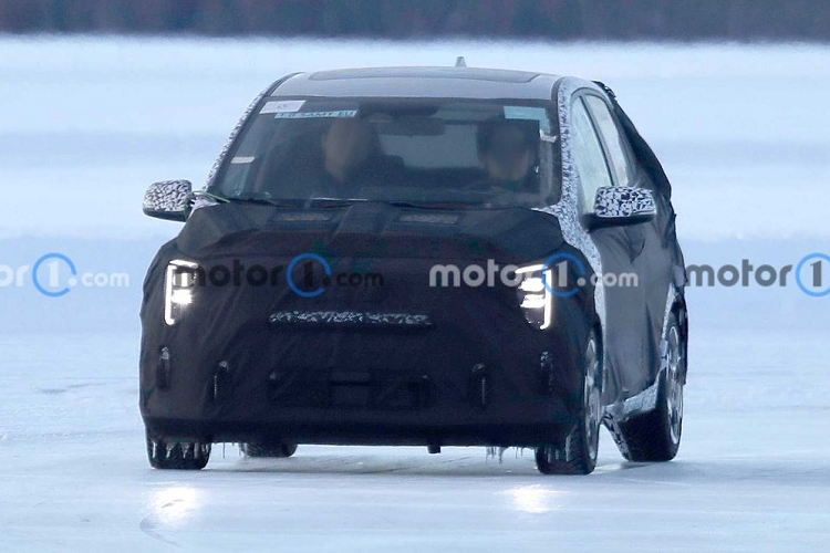 Đáng chú ý, lần xuất hiện này chiếc Kia Morning 2024 hatchback hạng A được hãng nguỵ trang kín mít, từ đầu, thân, cửa và đuôi xe. Đây là điều không thường thấy trên những mẫu xe facelift, vốn chỉ được che chắn đầu/đuôi xe vì chủ yếu thay đổi diễn ra tại đây.