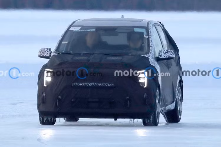Đáng chú ý, lần xuất hiện này chiếc Kia Morning 2024 hatchback hạng A được hãng nguỵ trang kín mít, từ đầu, thân, cửa và đuôi xe. Đây là điều không thường thấy trên những mẫu xe facelift, vốn chỉ được che chắn đầu/đuôi xe vì chủ yếu thay đổi diễn ra tại đây.
