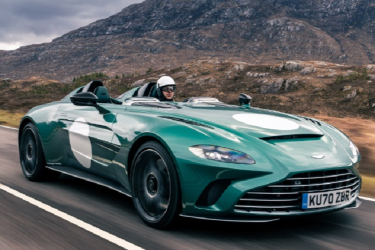 Siêu xe Aston Martin V12 Speedster được chính thức trình làng vào năm 2020. Thiết kế của xe được lấy cảm hứng từ hai mẫu xe chủ chốt là chiếc DBR1 giành chiến thắng tại Le Mans 1959 và chiếc CC100 Speedster Concept năm 2013.