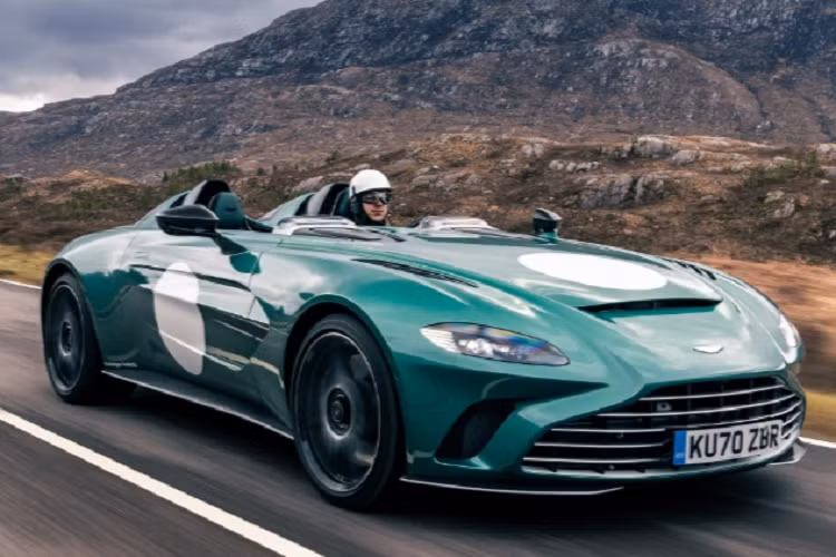 Siêu xe Aston Martin V12 Speedster được chính thức trình làng vào năm 2020. Thiết kế của xe được lấy cảm hứng từ hai mẫu xe chủ chốt là chiếc DBR1 giành chiến thắng tại Le Mans 1959 và chiếc CC100 Speedster Concept năm 2013.