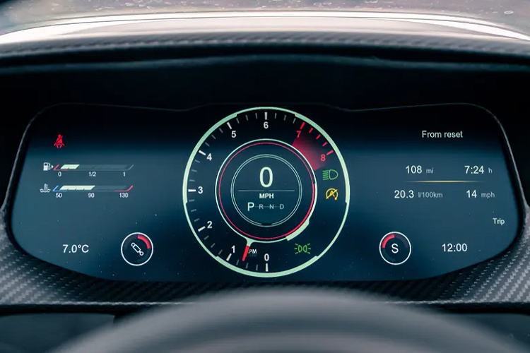 Thiết kế cabin mở hoàn toàn giúp người lái có thể tận hưởng âm thanh mạnh mẽ đến từ khối động cơ V12 tăng áp kép.