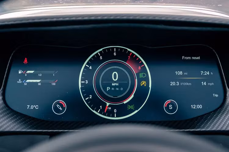 Thiết kế cabin mở hoàn toàn giúp người lái có thể tận hưởng âm thanh mạnh mẽ đến từ khối động cơ V12 tăng áp kép.