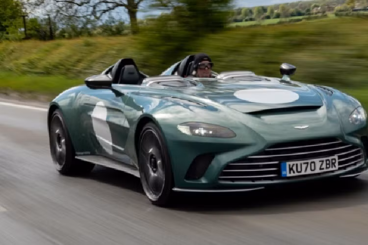 Cung cấp sức mạnh cho siêu phẩm này là khối động cơ tăng áp kép V12 5.2L sản sinh công suất 690 mã lực và mô-men xoắn cực đại 753 Nm. Sức mạnh được truyền đến các bánh xe thông qua hộp số tự động 8 cấp và hệ dẫn động cầu sau, đi kèm còn có bộ vi sai chống trượt giúp tăng độ bám đường.