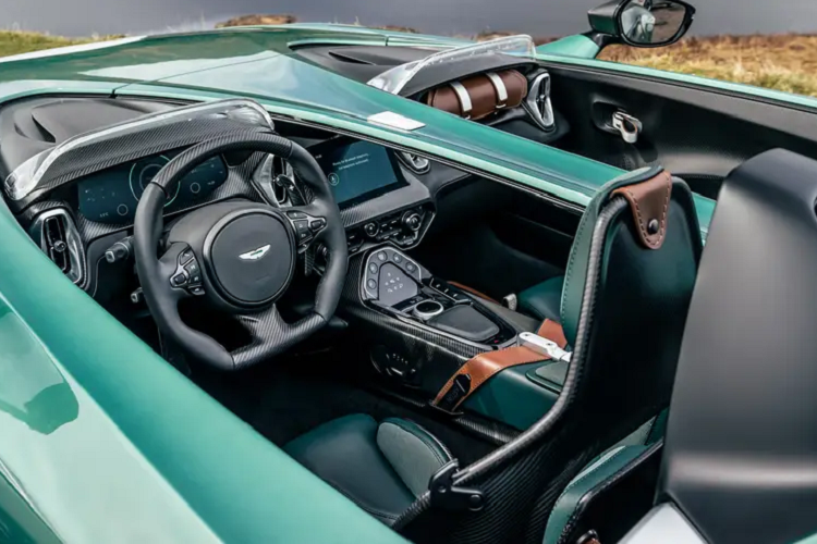 Điều làm nên đặc biệt của chiếc Aston Martin V12 Speedster này không chỉ là khả năng vận hành mạnh mẽ mà chính là ở mui xe. Chiếc V12 Speedster không trang bị mui với thiết kế thân xe đầy hoang dã bằng sợi carbon và nhôm, thiết kế pha trộn từ 2 dòng xe DBS Superleggera và Vantage.
