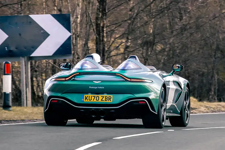 V12 Speedster có thể tăng tốc từ 0 - 100 km/h chỉ trong 3,4 giây, trước khi cán tốc độ tối đa 319 km/h. Được biết, trên thế giới chỉ có 88 chiếc Aston Martin V12 Speedster được lăn bánh khỏi nhà máy, giá bán niêm yết của mỗi chiếc là 950.000 USD (khoảng 22,6 tỷ đồng).