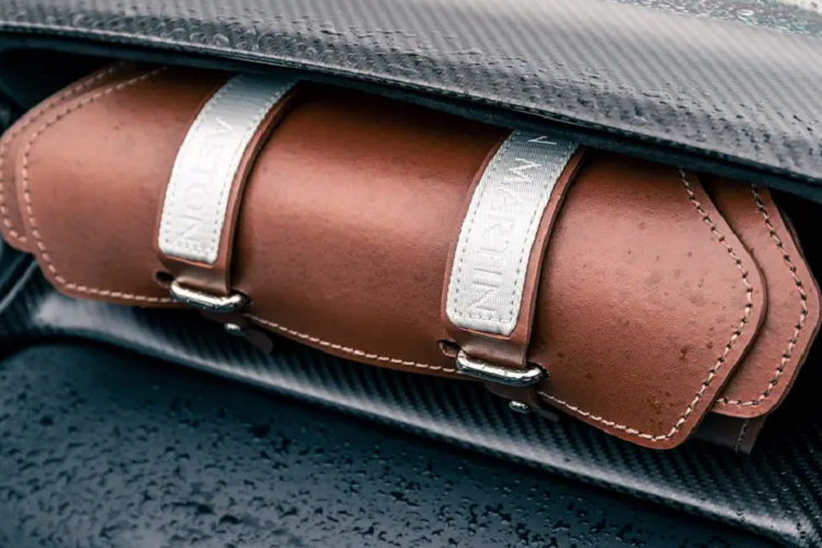 Buồng lái là sự kết hợp giữa sợi carbon với da được may thủ công, crome, nhôm và cao su in 3D. Ngoài ra, thay vì hộp găng tay truyền thống, Aston Martin sử dụng túi da có thể tháo rời.