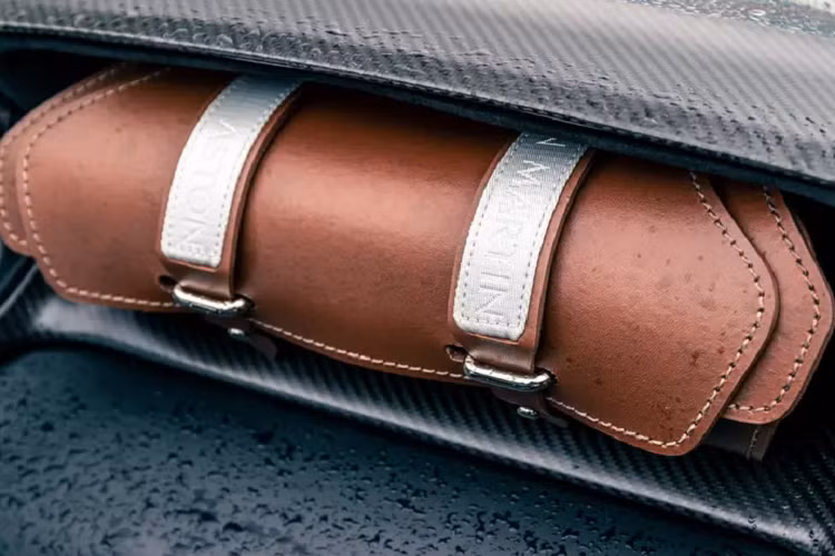 Buồng lái là sự kết hợp giữa sợi carbon với da được may thủ công, crome, nhôm và cao su in 3D. Ngoài ra, thay vì hộp găng tay truyền thống, Aston Martin sử dụng túi da có thể tháo rời.