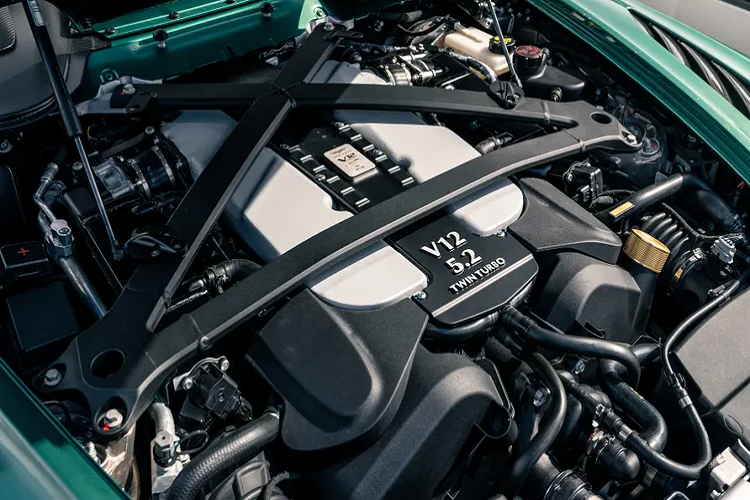 Tuy nhiên, cũng có một bất cập chính là người lái Aston Martin V12 Speedster bản giới hạn sẽ phải chịu đựng nắng, mưa bất chợt vì không có mui che chắn.