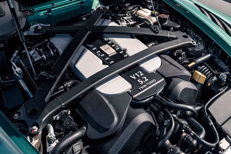 Tuy nhiên, cũng có một bất cập chính là người lái Aston Martin V12 Speedster bản giới hạn sẽ phải chịu đựng nắng, mưa bất chợt vì không có mui che chắn.