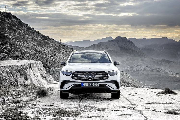 Mercedes-Benz GLC thế hệ mới ra mắt vào tháng 6/2022 với những thay đổi đáng chú ý về mặt trang bị vận hành. Cụ thể, tất cả các phiên bản đều sử dụng động cơ hybrid. Trong đó, bản GLC 200 4Matic có công suất 227 mã lực, mô-men xoắn 520 Nm, bản GLC 300 4Matic mạnh 281 mã lực, mô-men xoắn 600 Nm.