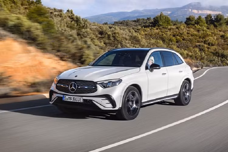 Đối thủ cạnh tranh trực tiếp của Mercedes-Benz GLC 2023 tại thị trường Việt Nam là BMW X3. Hiện X3 được phân phối với 3 phiên bản, đi kèm mức giá từ 1,799 tỷ đến 2,439 tỷ đồng. Như vậy, giá bán của X3 phiên bản cao cấp nhất thấp hơn tới nửa tỷ đồng so với giá dự kiến của GLC 2023.