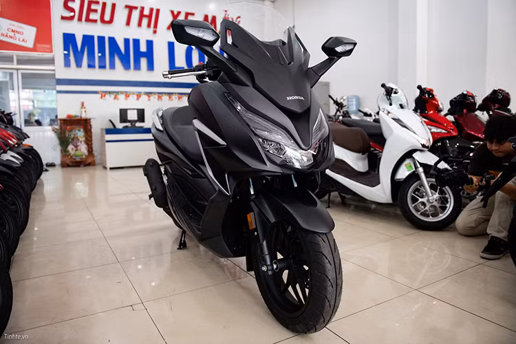 Theo Công báo sở hữu công nghiệp tháng 5 do Cục Sở hữu trí tuệ công bố, Honda Việt Nam đã đăng ký bản quyền kiểu dáng công nghiệp đối với mẫu xe Honda Forza 350 2023 mới.