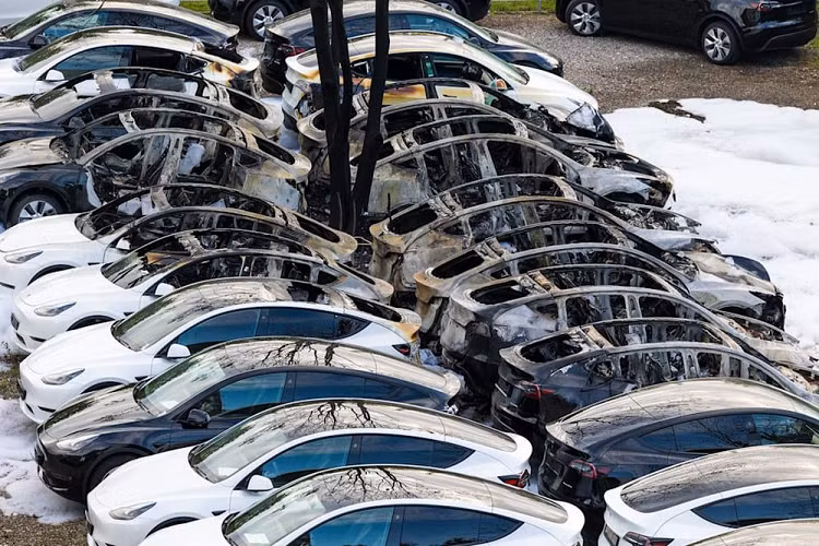 Tai sao 15 chiec Tesla tri gia 12,6 ty dong bi dot chay o Duc?