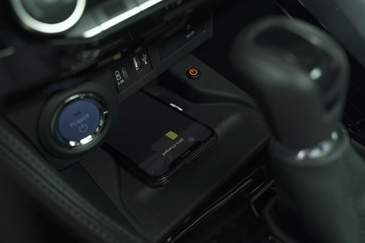 So với đàn anh Corolla Cross hiện đang bán tại Việt Nam, xe có kích thước nhỏ hơn. Xe sẽ là đối thủ đúng nghĩa của Honda HR-V, Hyundai Creta và Kia Seltos. Hiện giá bán của Toyota Yaris Cross 2023 ở Việt Nam chưa được công bố. Tuy nhiên, theo nhân viên tư vấn bán hàng tại đại lý, giá xe Toyota Yaris Cross 2023 bản máy xăng là 740 triệu đồng trong khi con số tương ứng của bản hybrid là 840 triệu đồng.