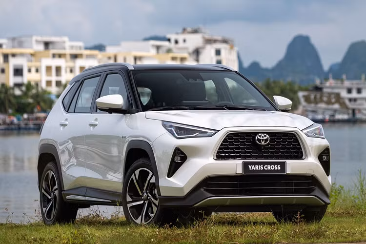 Động cơ kết hợp với mô-tơ điện mạnh 79 mã lực và 141 Nm, hộp số e-CVT cũng như pin lithium-ion. Bên cạnh 2 tùy chọn động cơ, Toyota Yaris Cross 2023 ở Việt Nam còn có những trang bị đáng chú ý như đèn pha LED, đèn LED định vị ban ngày, đèn sương mù trước, vành hợp kim 18 inch, ăng-ten vây cá mập trên nóc và cửa cốp chỉnh điện, tích hợp cảm biến đá cốp.