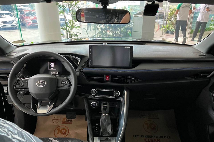 Bên trong Toyota Yaris Cross là không gian nội thất 2 hàng ghế với 5 chỗ ngồi. Phía sau hàng ghế thứ hai là khoang hành lý có dung tích 458 lít (phiên bản máy xăng) hoặc 452 lít (phiên bản hybrid). Thêm vào đó là hai cách bố trí tấm sàn giúp tăng thể tích khoang chứa đồ khi cần thiết.