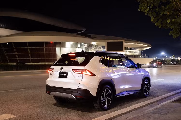 Như thông tin đã đưa, Toyota Yaris Cross 2023 ở Việt Nam sẽ có 2 phiên bản là máy xăng và hybrid. Trong đó, phiên bản máy xăng dùng động cơ 4 xi-lanh, dung tích 1.5L, sản sinh công suất tối đa 105 mã lực và mô-men xoắn cực đại 138 Nm. Động cơ kết hợp với hộp số tự động biến thiên vô cấp CVT. Ở phiên bản hybrid, mẫu SUV cỡ B này dùng máy xăng 4 xi-lanh, dung tích 1.5L, tạo ra công suất tối đa 89 mã lực và mô-men xoắn cực đại 121 Nm.