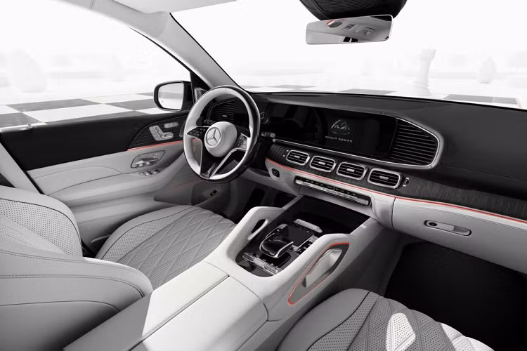 Với Mercedes -Maybach EQS SUV, gói Night Series bổ sung thêm biểu tượng Maybach màu vàng hồng ở đèn pha, cùng một số chi tiết mạ crôm tối màu như lưới tản nhiệt giả phía trước và xung quanh các cửa sổ bên.