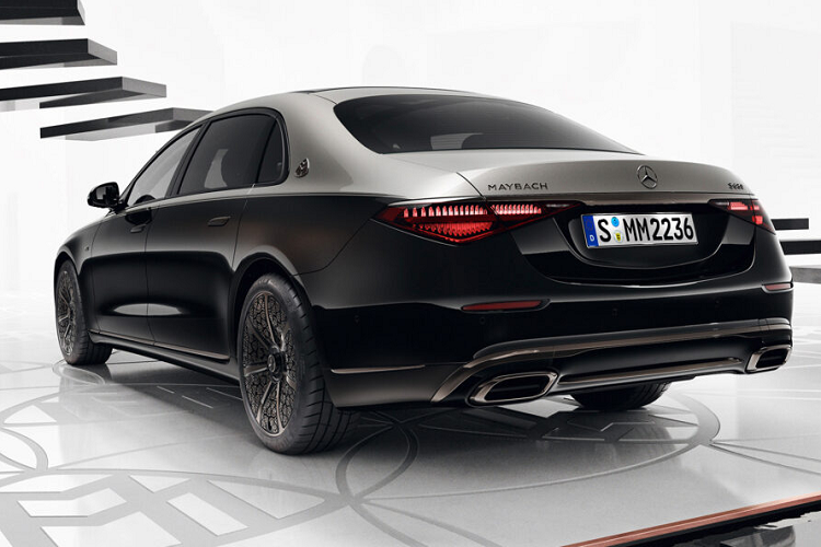 Trên Maybach S-Class gói Night Series bổ sung các chi tiết vàng hồng tinh tế ở đèn pha cũng như các điểm nhấn mạ crôm kim loại tối màu. Khách hàng còn có thể tùy chọn một loạt các lớp sơn hoàn thiện màu xám, đen và trắng khác nhau hoặc là hoàn thiện bằng hai tông màu độc đáo kết hợp giữa Đen Onyx và Bạc Mojave.