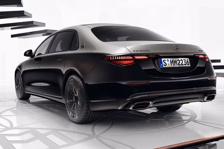 Trên Maybach S-Class gói Night Series bổ sung các chi tiết vàng hồng tinh tế ở đèn pha cũng như các điểm nhấn mạ crôm kim loại tối màu. Khách hàng còn có thể tùy chọn một loạt các lớp sơn hoàn thiện màu xám, đen và trắng khác nhau hoặc là hoàn thiện bằng hai tông màu độc đáo kết hợp giữa Đen Onyx và Bạc Mojave.