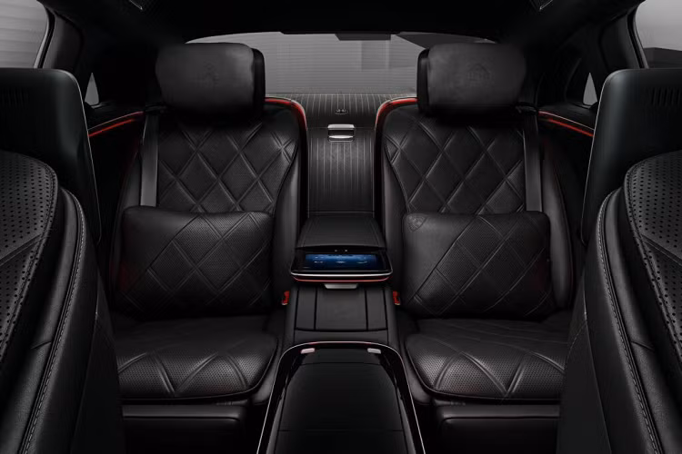 Ở ngoại thất người mua có thể lựa chọn các màu sơn như đen Obsidian, Trắng sáng Manufaktur Diamond hoặc sự kết hợp hai tông màu của Đen Obsidian và Bạc Mojave. Trong khi Cabin có thể được hoàn thiện với màu Trắng pha lê hoặc Đen và Ngọc trai đen với đường chỉ khâu tương phản màu Xám đậm Bazan.