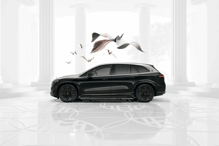 Với gói Night Series thì cả ba mẫu Mercedes -Maybach S-Class, EQS SUV và GLS đều đi kèm với bộ la-zăng được thiết kế mới dạng nan hoa phức tạp kết hợp hàng chục biểu tượng nhỏ của Maybach.