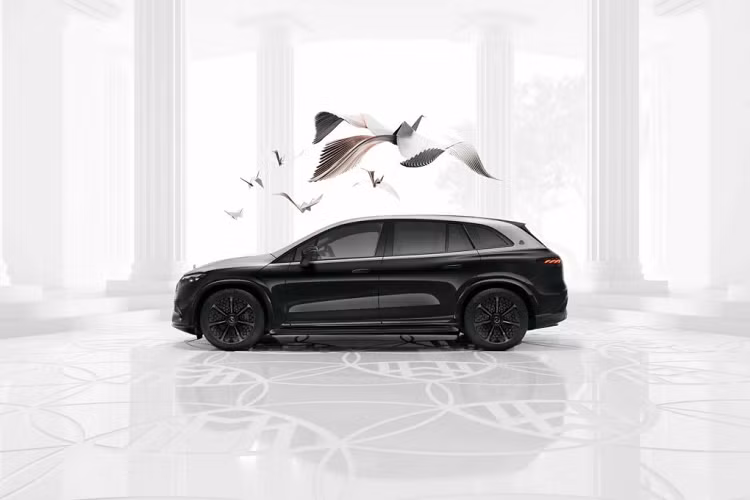 Với gói Night Series thì cả ba mẫu Mercedes -Maybach S-Class, EQS SUV và GLS đều đi kèm với bộ la-zăng được thiết kế mới dạng nan hoa phức tạp kết hợp hàng chục biểu tượng nhỏ của Maybach.