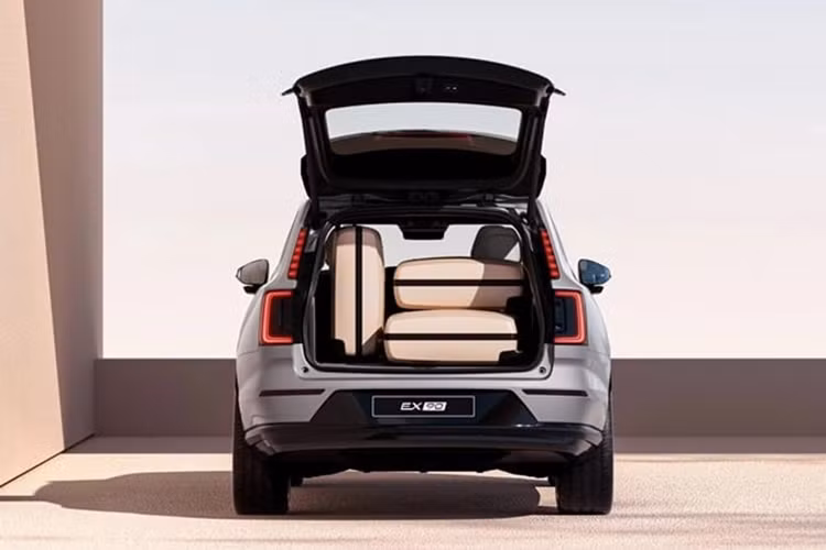 Thiết lập này cho phép mẫu SUV điện tăng tốc từ 0-96 km/h trong 5,7 giây, đạt tốc độ tối đa 112 mph (180 km/h), sức kéo tối đa 2.200 kg và di chuyển quãng đường lên tới 483 km với một lần sạc đầy.