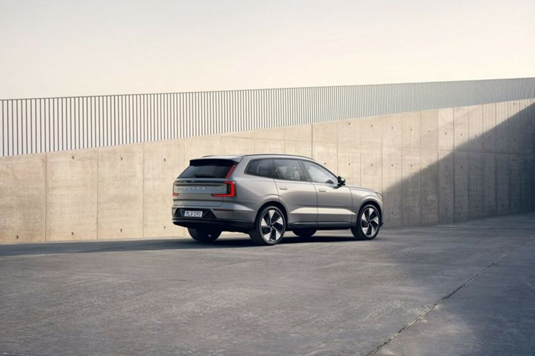 Di chuyển vào bên trong, EX90 bản tiêu chuẩn có cụm đồng hồ kỹ thuật số 9 inch và hệ thống thông tin giải trí 14,5 inch tích hợp Google. Các trang bị đáng chú ý khác gồm ghế trước bọc da Nordico chỉnh điện 8 hướng, sưởi ghế trước/sau, hàng ghế thứ 3 gập điện, màn hình HUD, sạc không dây, dàn 14 loa Bose, điều hòa tự động 4 vùng, vô-lăng ốp gỗ.