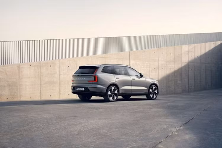 Di chuyển vào bên trong, EX90 bản tiêu chuẩn có cụm đồng hồ kỹ thuật số 9 inch và hệ thống thông tin giải trí 14,5 inch tích hợp Google. Các trang bị đáng chú ý khác gồm ghế trước bọc da Nordico chỉnh điện 8 hướng, sưởi ghế trước/sau, hàng ghế thứ 3 gập điện, màn hình HUD, sạc không dây, dàn 14 loa Bose, điều hòa tự động 4 vùng, vô-lăng ốp gỗ.