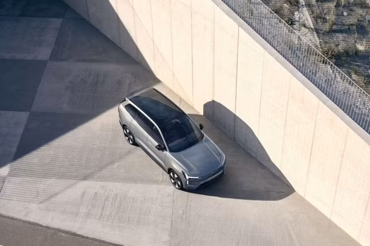 Ở phiên bản Performance, EX90 có 498 mã lực và mô-men xoắn 909 Nm. Sức mạnh này cho phép xe tăng tốc 0-96 km/h chỉ trong 4,7 giây. Volvo EX90 sẽ được sản xuất tại nhà máy của hãng ở Nam Carolina và mở bán tại Mỹ từ đầu năm 2024.