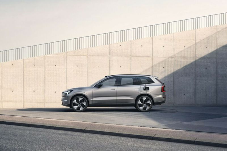 Nội thất của bản này cũng cao cấp với tính năng massage cho ghế trước, tùy chọn ghế bọc len và dàn âm thanh 25 loa Wilkins cao cấp. Đặc biệt, xe còn được trang bị hệ thống treo khí nén nhằm đem lại cảm giác êm ái hơn cho khách hàng khi di chuyển.