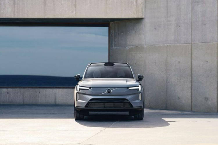 Volvo EX90 được chế tạo dựa trên nền tảng cấu trúc khung gầm dành cho xe điện SPA2 của công ty mẹ Geely, tương tự Polestar 3. Với phiên bản tiêu chuẩn, xe được cung cấp 2 mô tơ điện với công suất 402 mã lực, mô-men xoắn 769 Nm đi kèm cụm pin 111kWh.